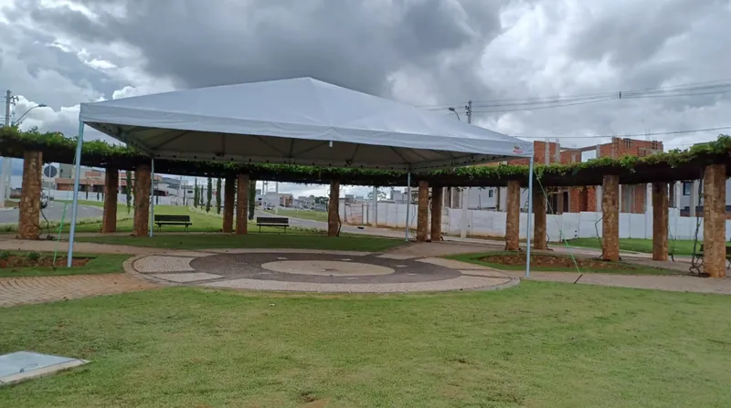 Tenda chapéu de bruxa tensionada branca com ponta alongada para casamentos nobres