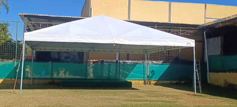 Tenda reforçada montada em campo aberto resistente a tempestades e ventos fortes