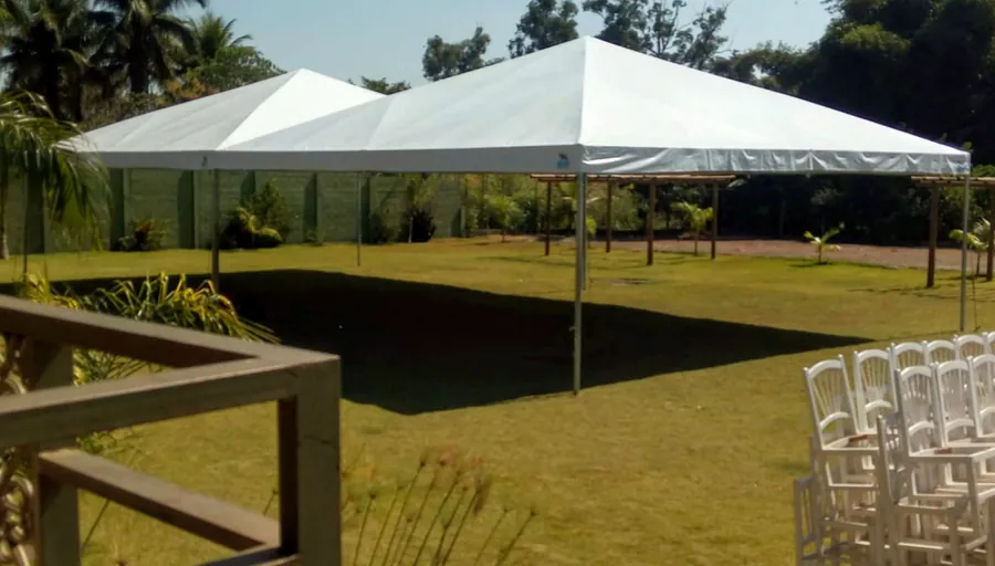 Tendas piramidais gêmeas interligadas para casamento ao ar livre