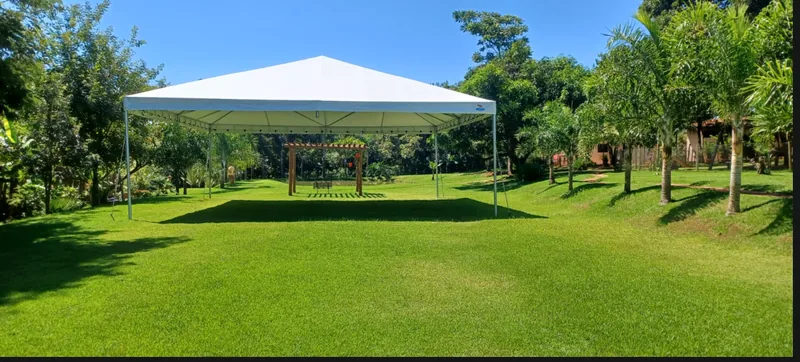 Tenda piramidal branca para eventos sociais e empresariais da Lider Arte Tendas